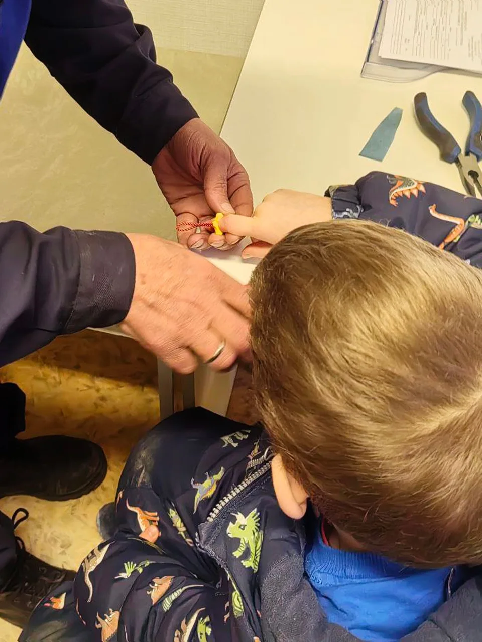 Спасатели Люберец помогли ребенку вытащить из детали конструктора застрявший палец