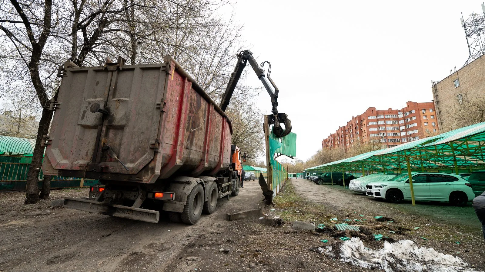Очередную незаконную крытую парковку демонтируют в Люберцах