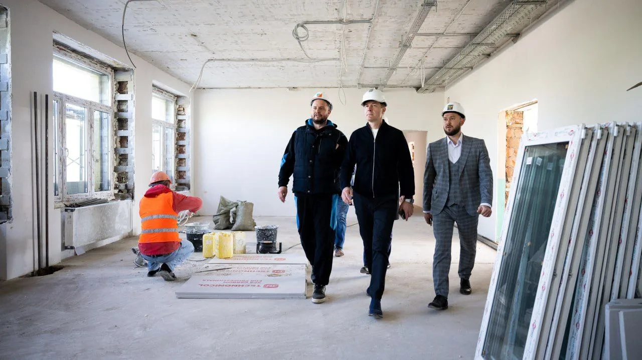 Владимир Волков проверил ход капитального ремонта корпуса школы в поселке Люберец