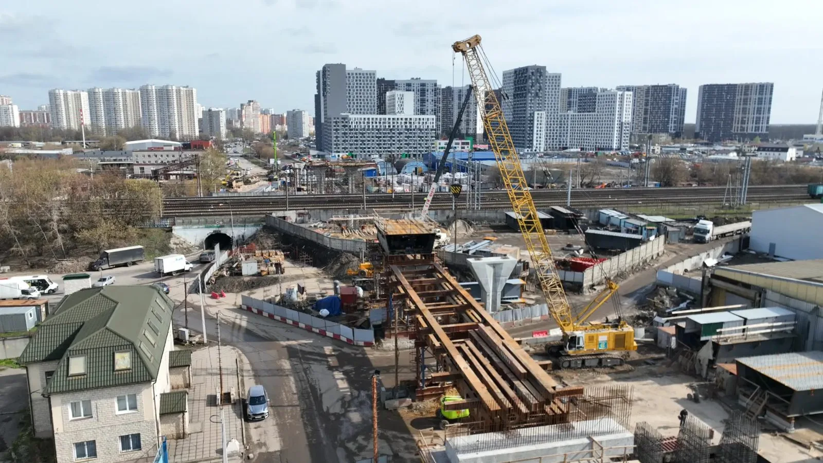 Сборка металлоконструкций пролета путепровода через ж/д пути началась в Люберцах
