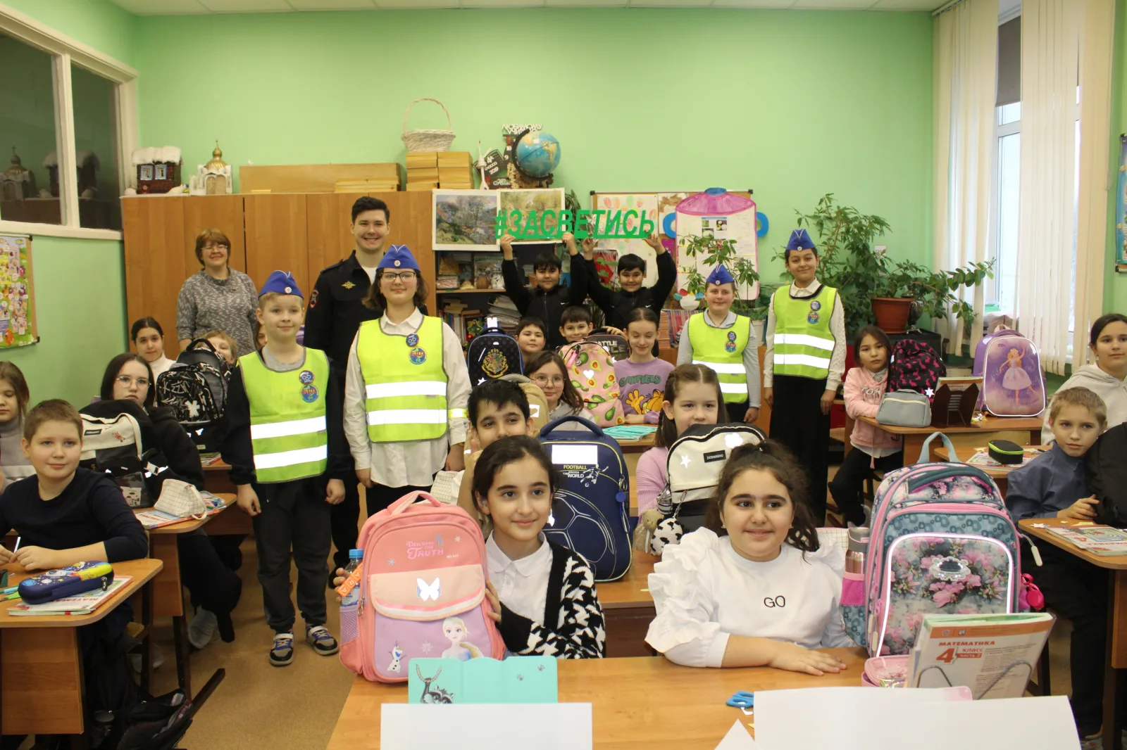 Сотрудники ГАИ рассказали гимназистам Люберец о пользе световозвращающих элементов на дорогах