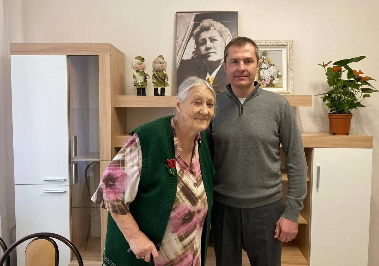 Владимир Волков поздравил с новосельем в Люберцах 15-кратную рекордсменку мира по вертолетному спорту