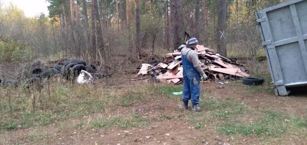 В поселке Люберец вывезли 16 кубометров мусора с несанкционированной свалки в лесу