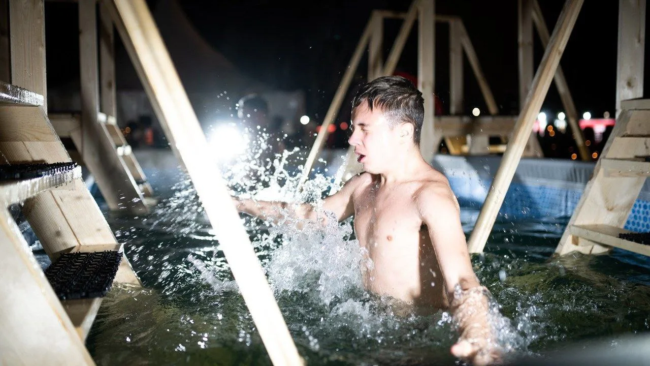 Почти 9000 человек приняли участие в крещенских купаниях в Люберцах