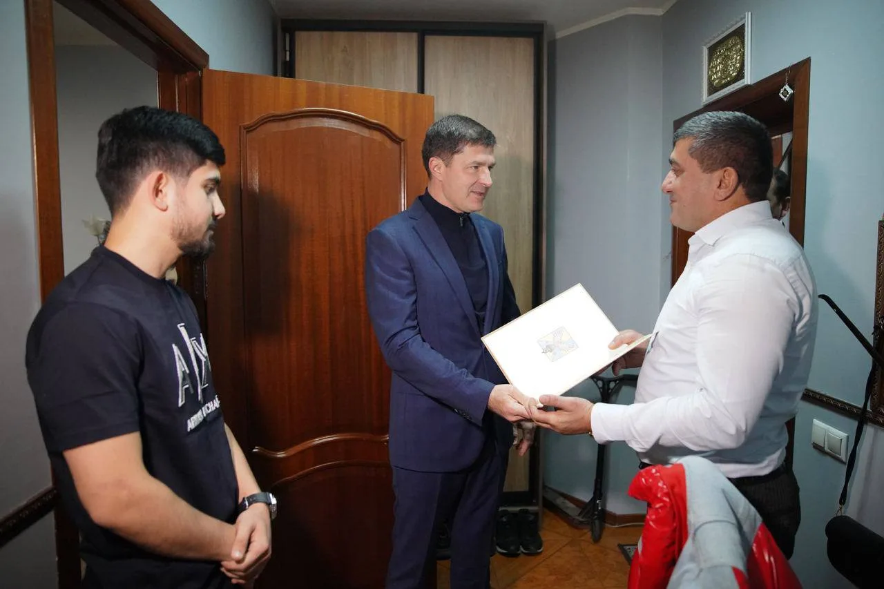 Владимир Волков вручил сертификат на жилье мужчине, который помог задержать в Люберцах преступника с мачете