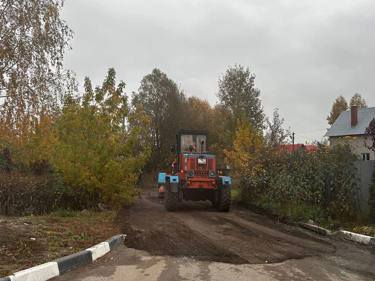 На двух улицах в поселках Люберец завершены работы по выравниванию грунтового покрытия