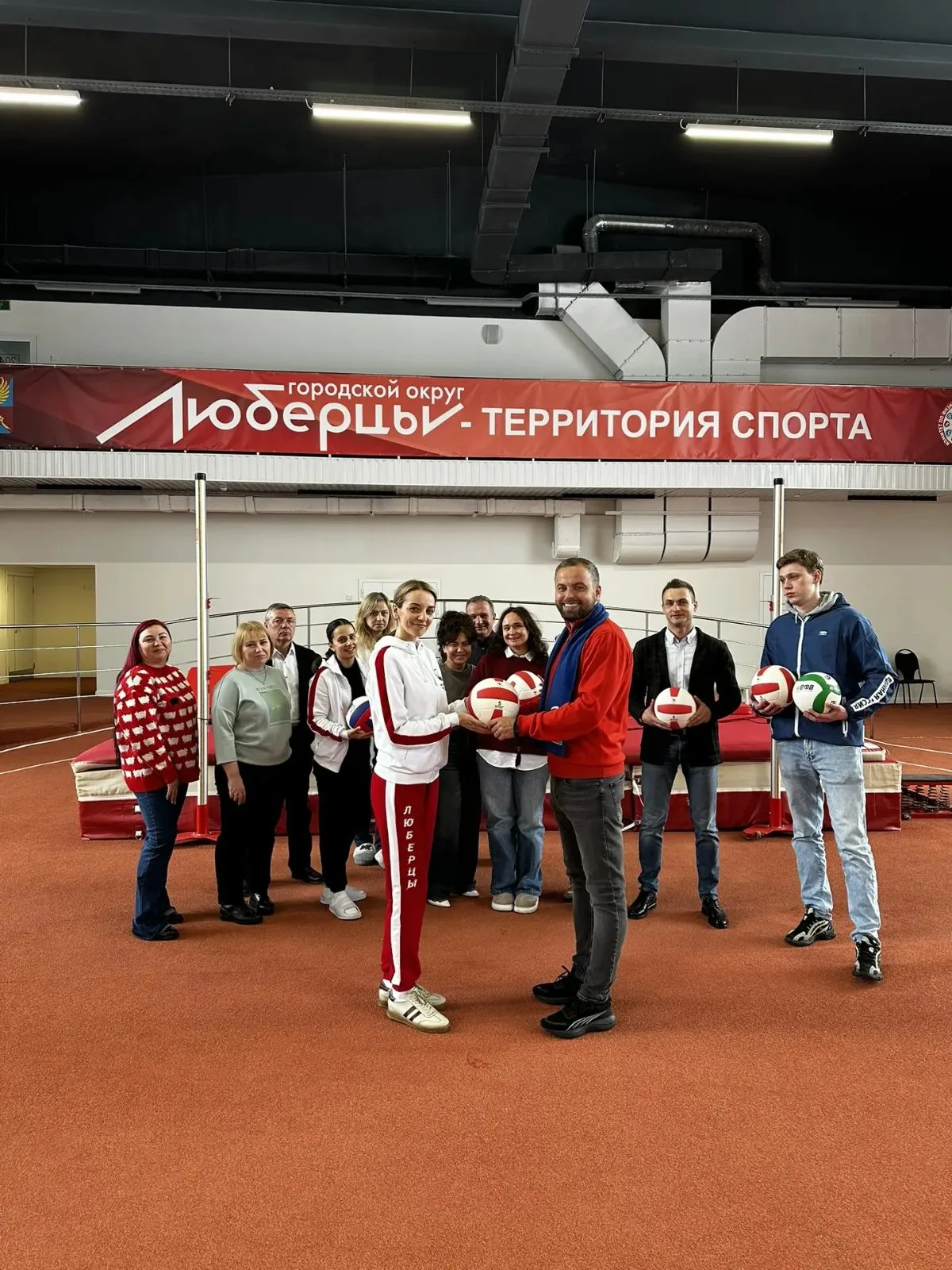 Люберецкий депутат передал Спортивной школе олимпийского резерва игровые мячи