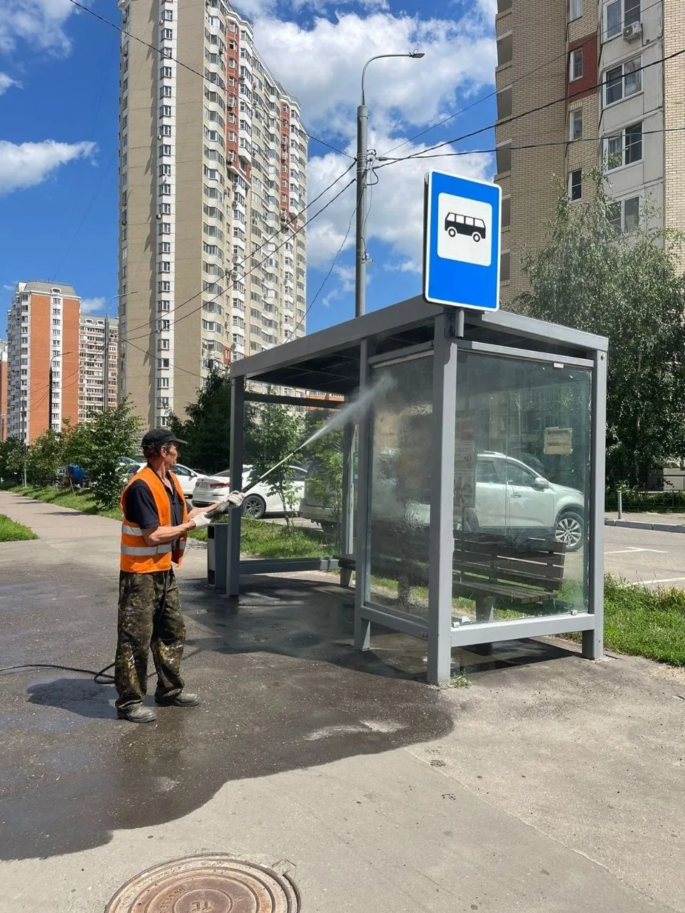 В Люберцах ежедневно проводят работы по содержанию 95 муниципальных остановок