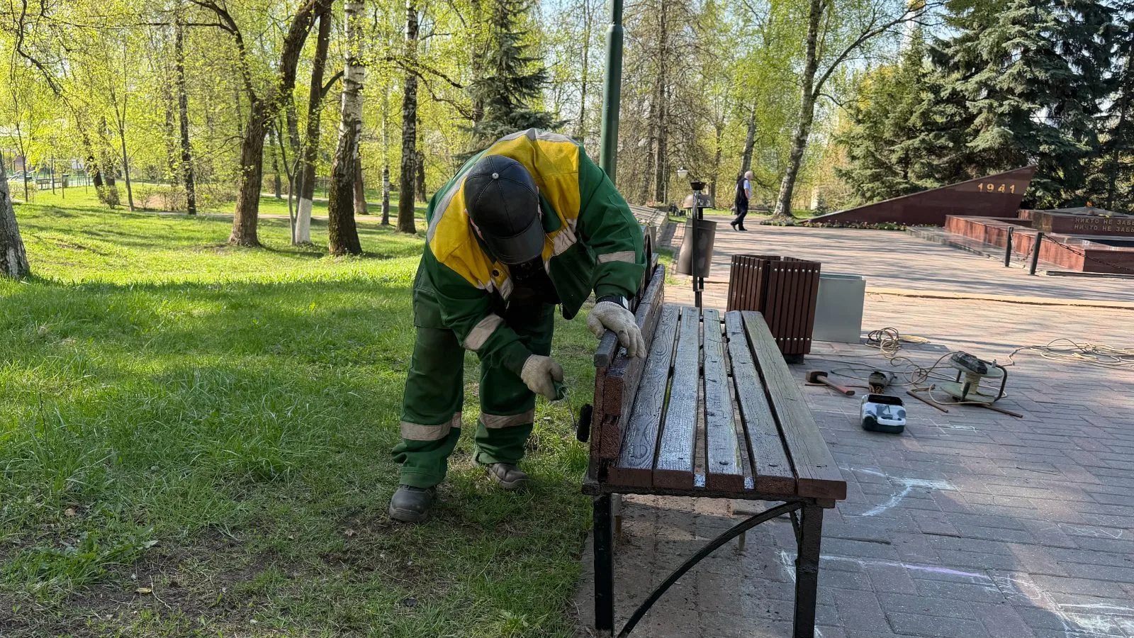 Сквер Победы в Дзержинском городского округа Люберцы готовят к празднованию 9 Мая