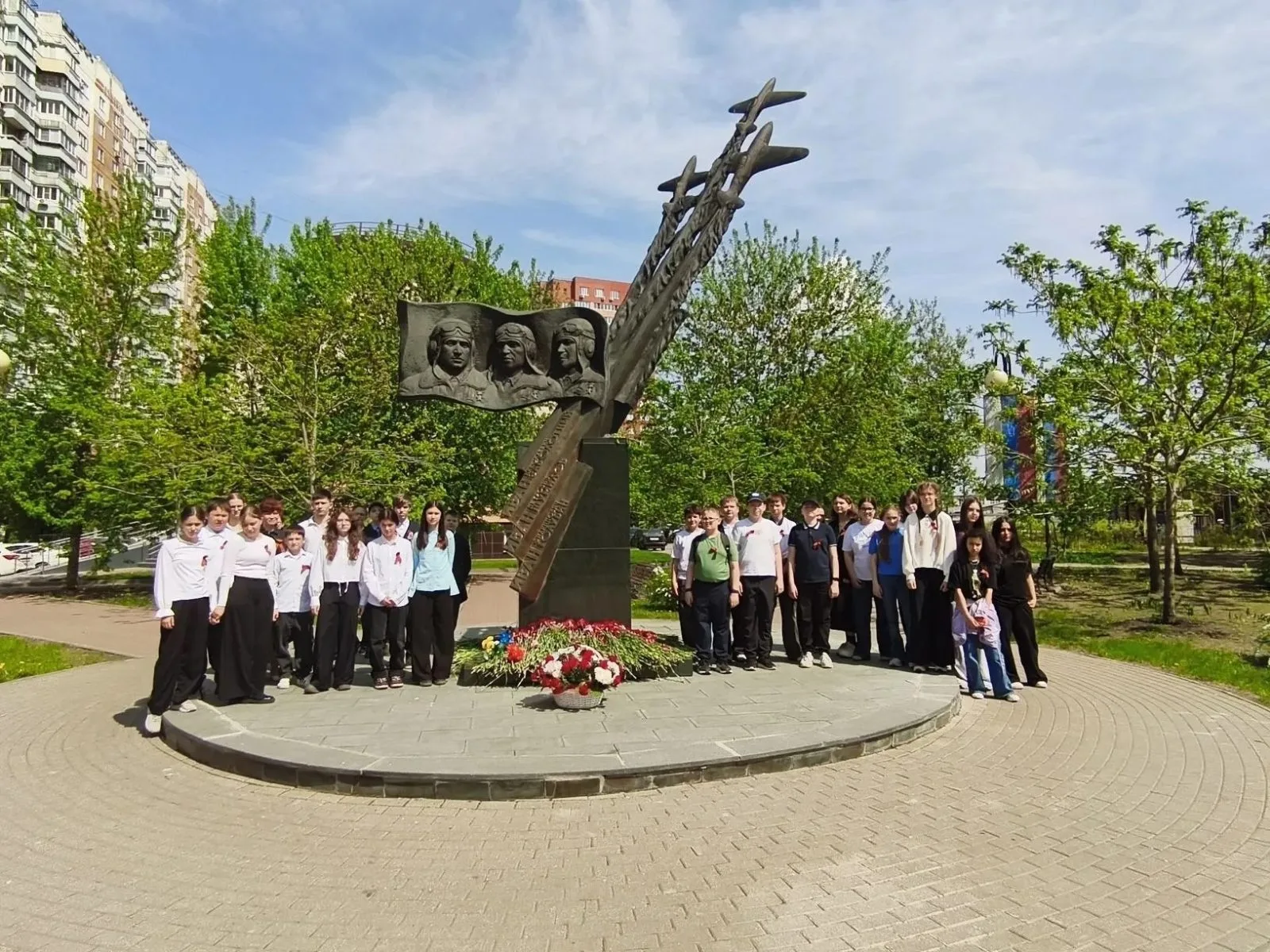 Школьники Люберец посетили памятные места на «Автобусе Победы»
