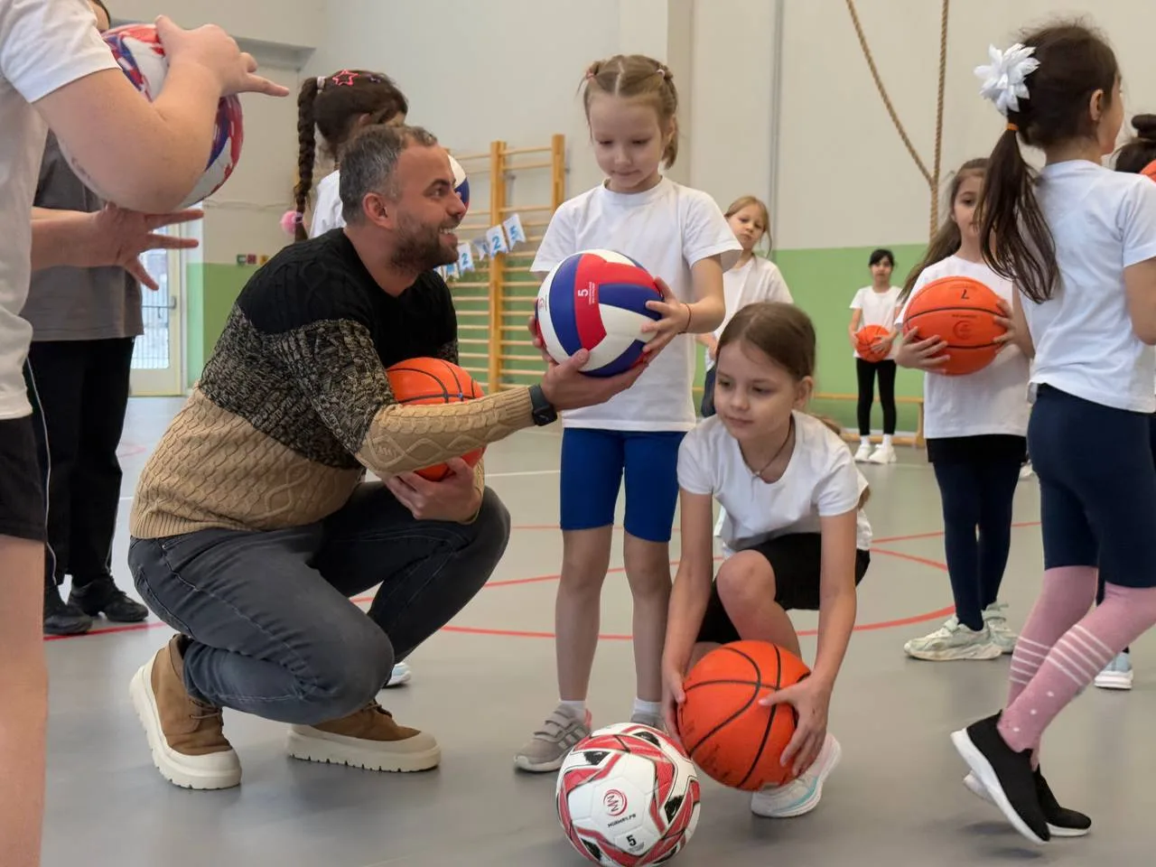 Руководитель футбольной школы «Спартак» в Люберцах передал мячи ученикам СОШ «Созвездие»