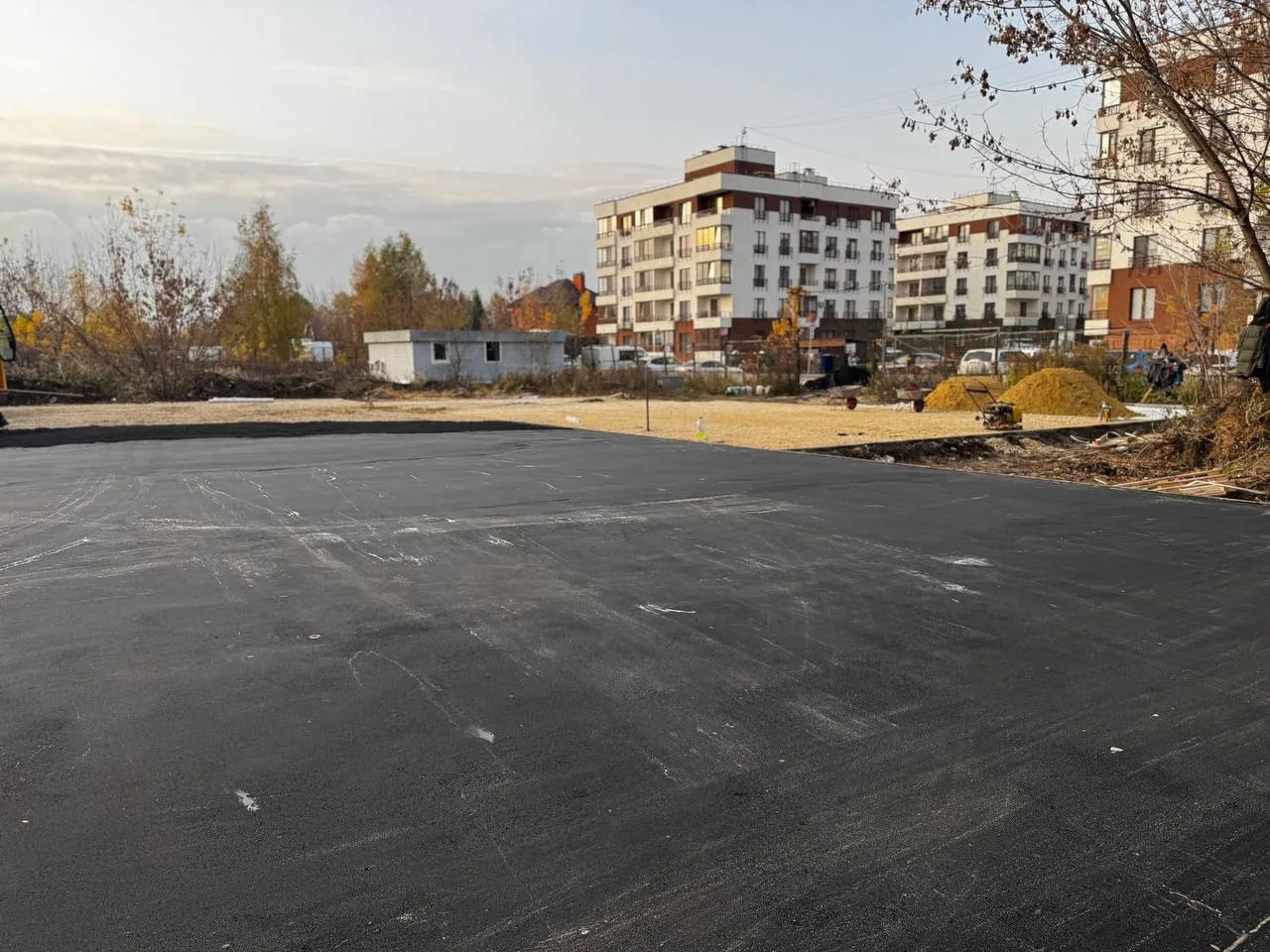 Игровую и спортивную площадки обустраивают в поселке Люберец