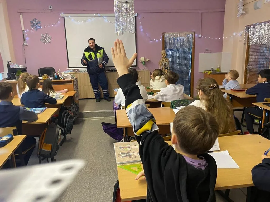 Партийцы провели профилактическую беседу по ПДД для учеников в Люберцах