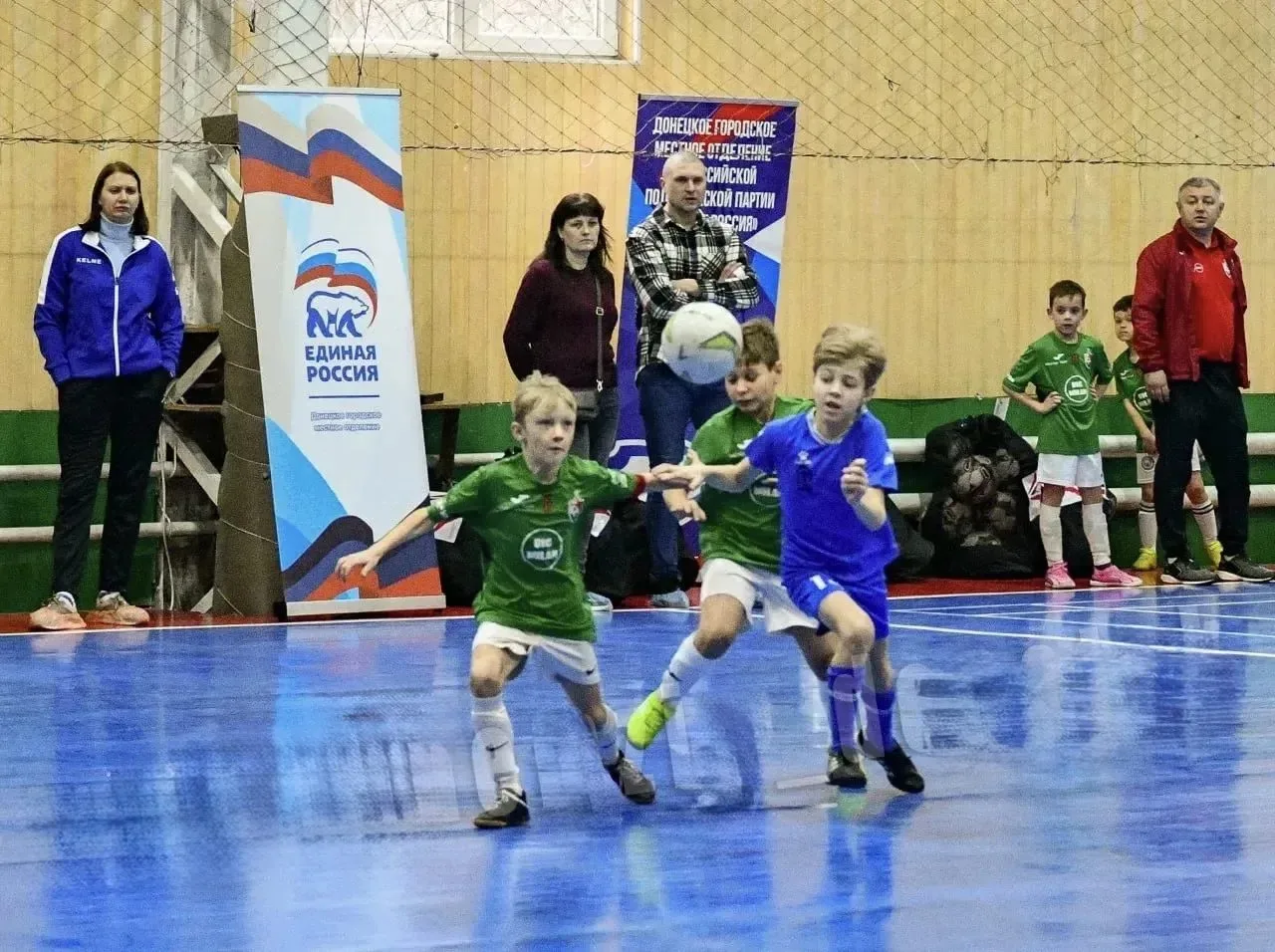 Люберецкий депутат передал спортшколам Донецка игровые мячи