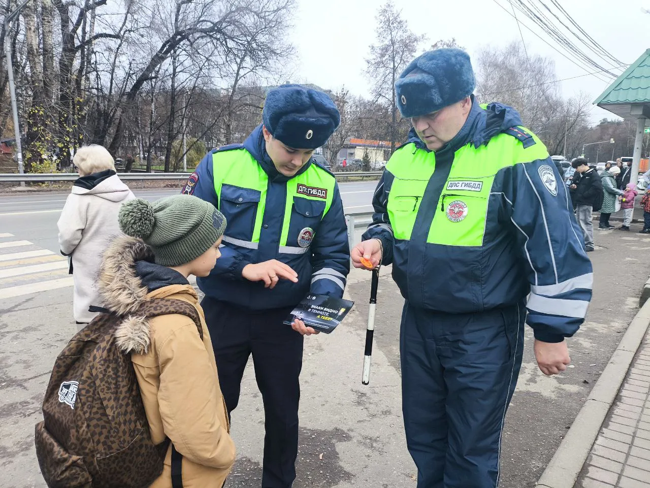 Инспекторы ГАИ Люберец напомнили пешеходам правила безопасного поведения на дороге
