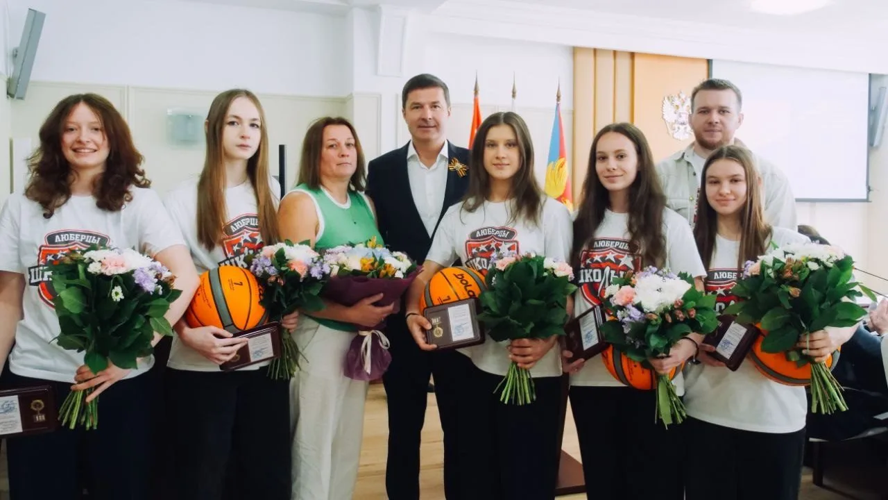 Владимир Волков поздравил баскетболисток  Люберец с победой в Единой школьной лиге