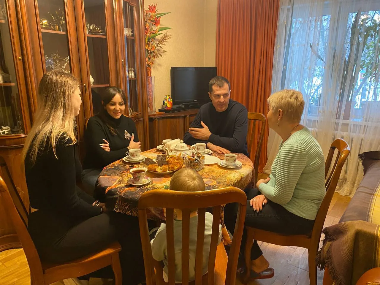 Владимир Волков поздравил семью мобилизованного из Люберец с наступающими праздниками