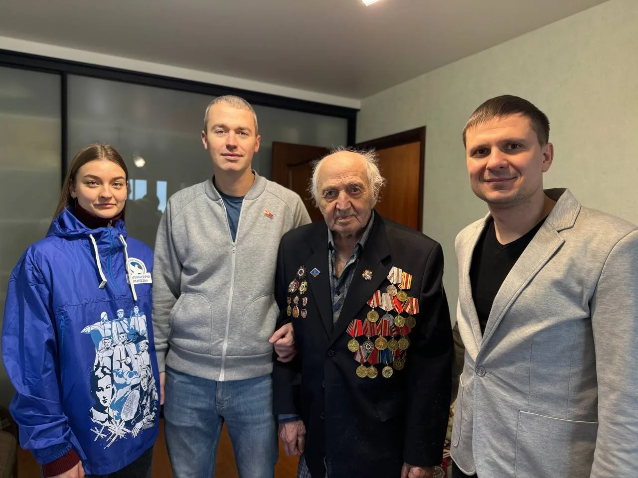 Председатель Федерации самбо Люберец поздравил участника ВОВ с Новым годом