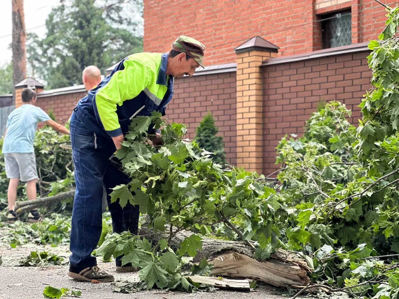 Более 200 поваленных ураганом деревьев убрали в посёлке Люберец