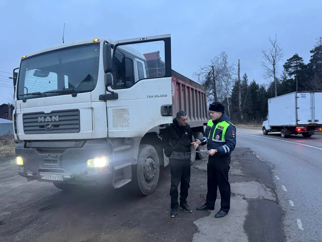 Госавтоинспекторы Люберец напомнили водителям большегрузного транспорта о соблюдении Правил дорожного движения