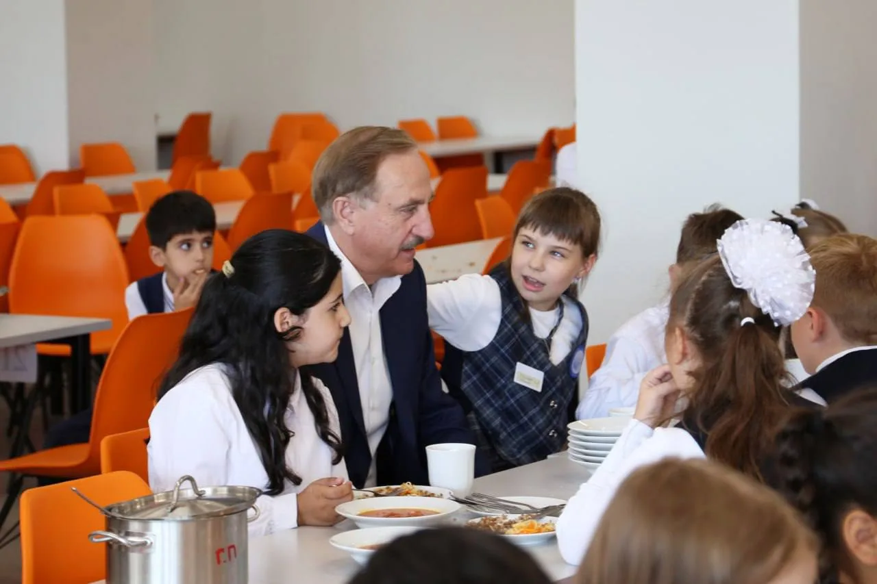 Владимир Ружицкий проверил качество питания в школе Люберец