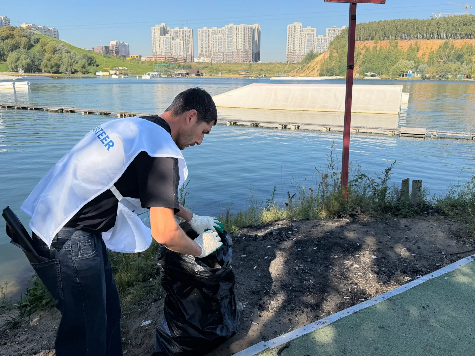 Около двух тонн бытового мусора собрали во время очистки берега Дзержинского карьера