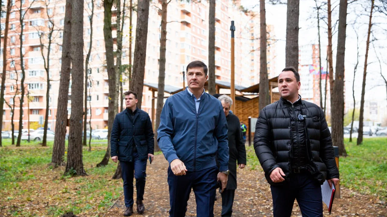 Владимир Волков проверил подготовку парка в поселке Люберец к зиме