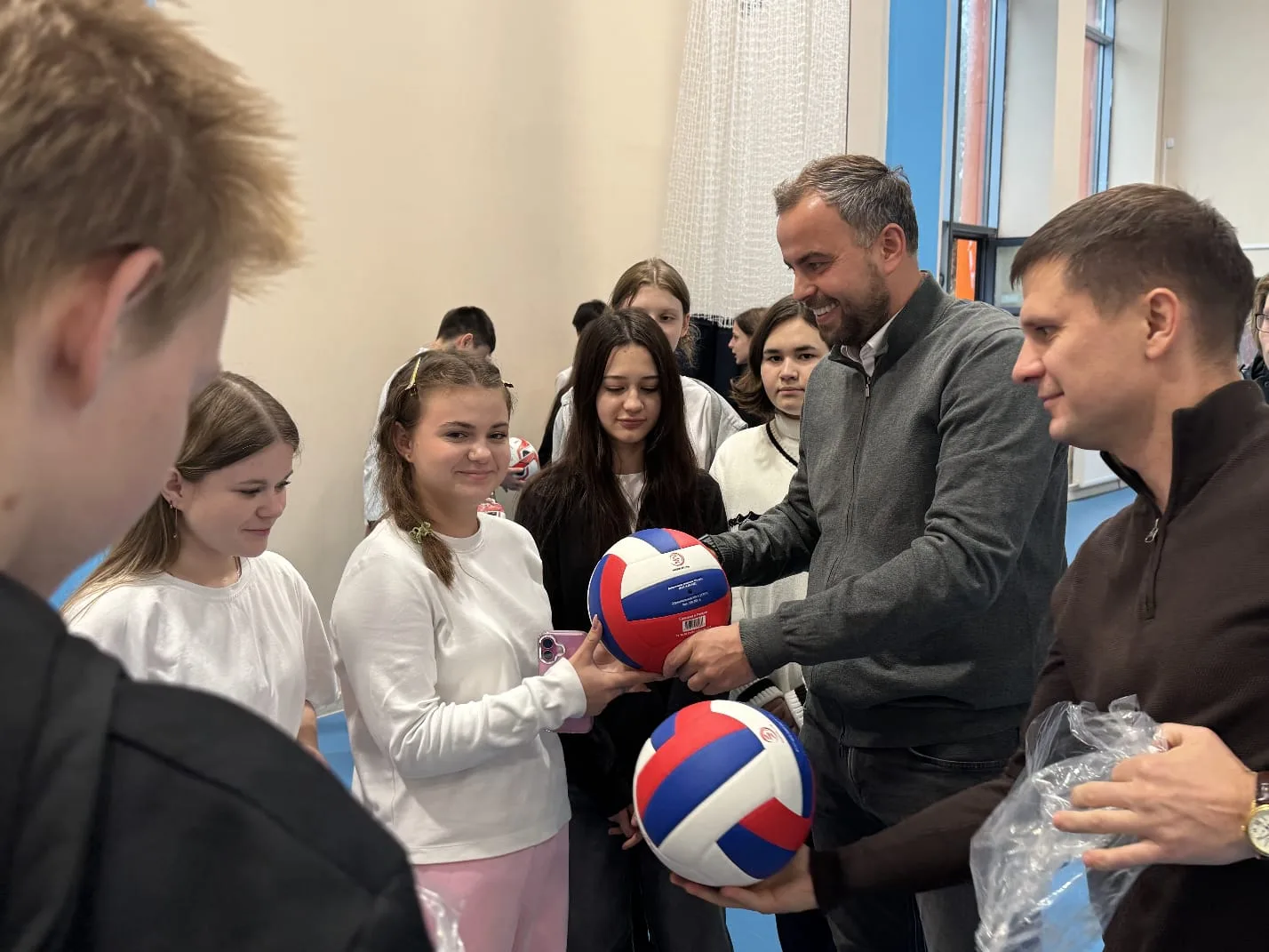 Представители «Единой России» передали школе 25 новых мячей