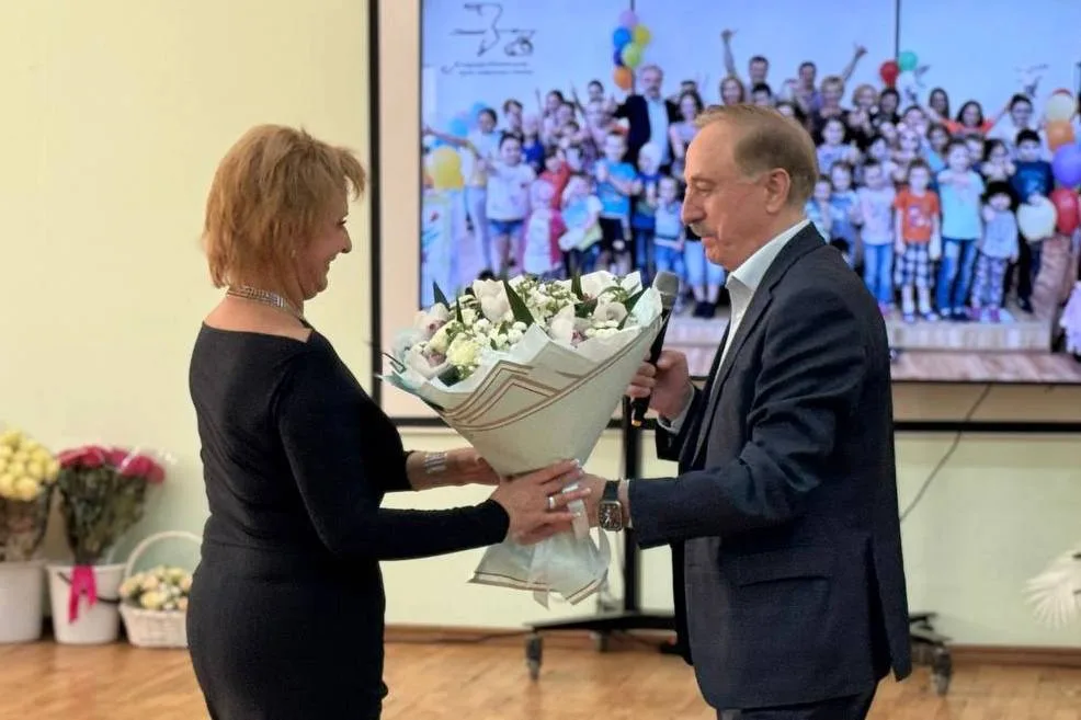 Владимир Ружицкий поздравил с юбилеем главного врача МОЦОМД Татьяну Мельник