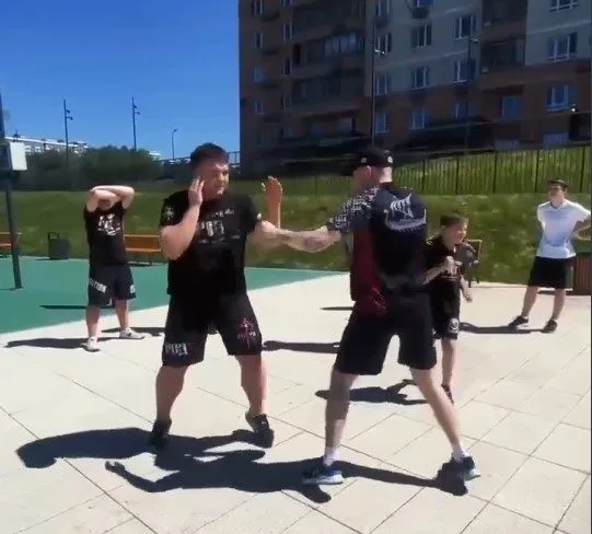 Открытые тренировки для всех желающих проводят на набережной озера в Люберцах