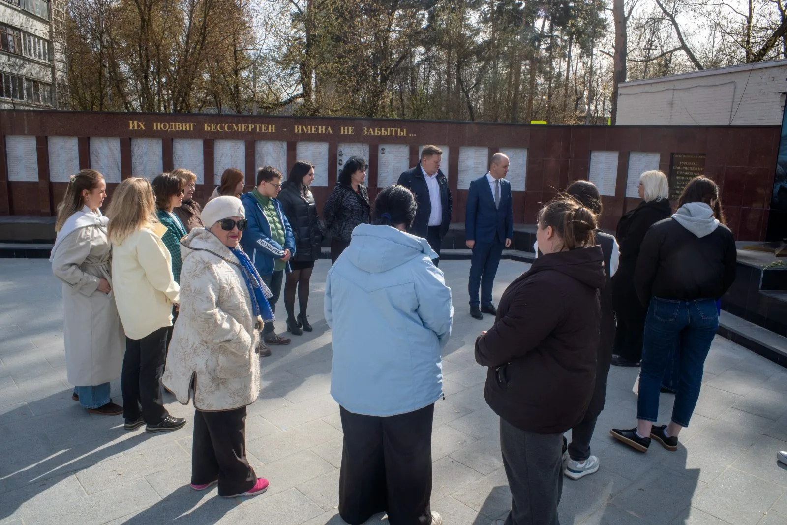 «Единая Россия» проконтролировала благоустройство Сквера Победы в Малаховке: обновленный мемориал пополнился 36 именами героев