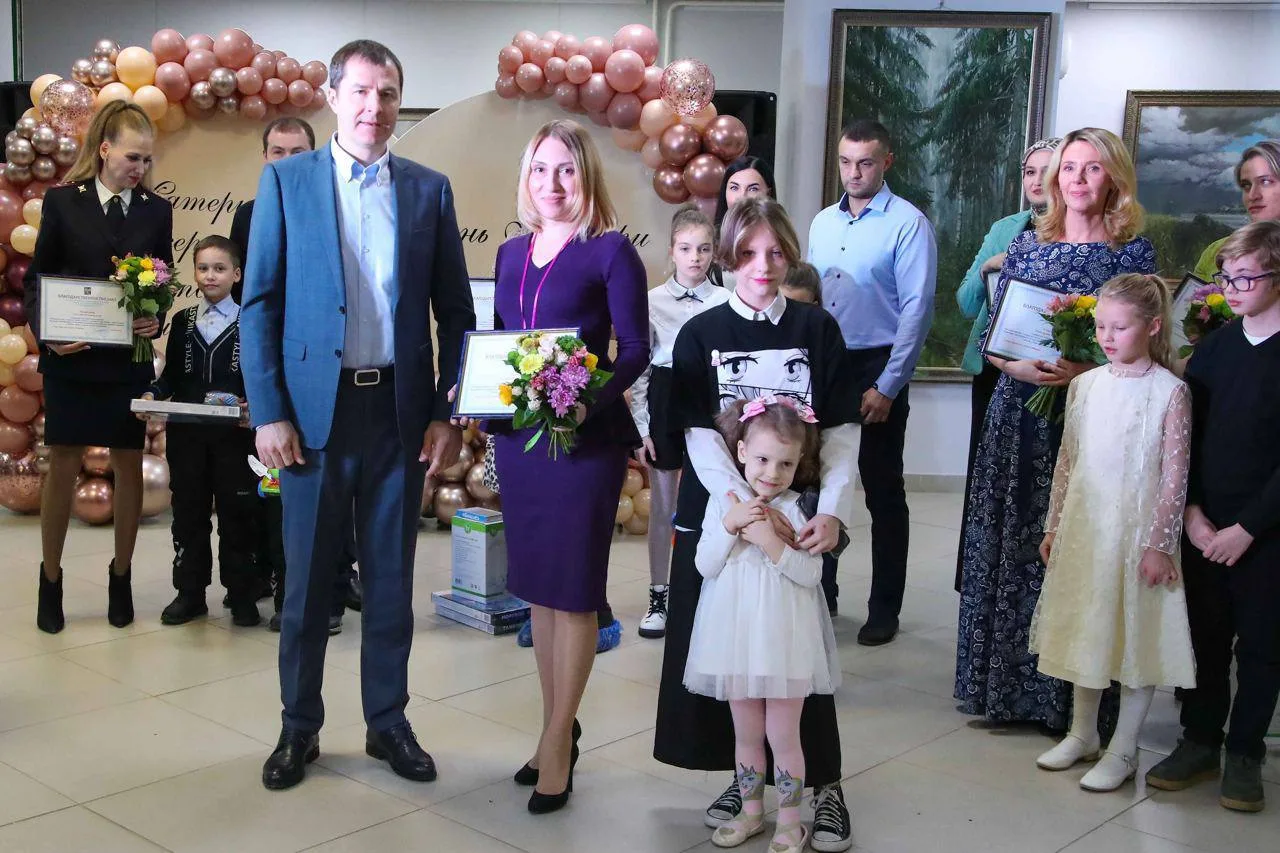 Владимир Волков накануне праздника поздравил женщин с Днем матери