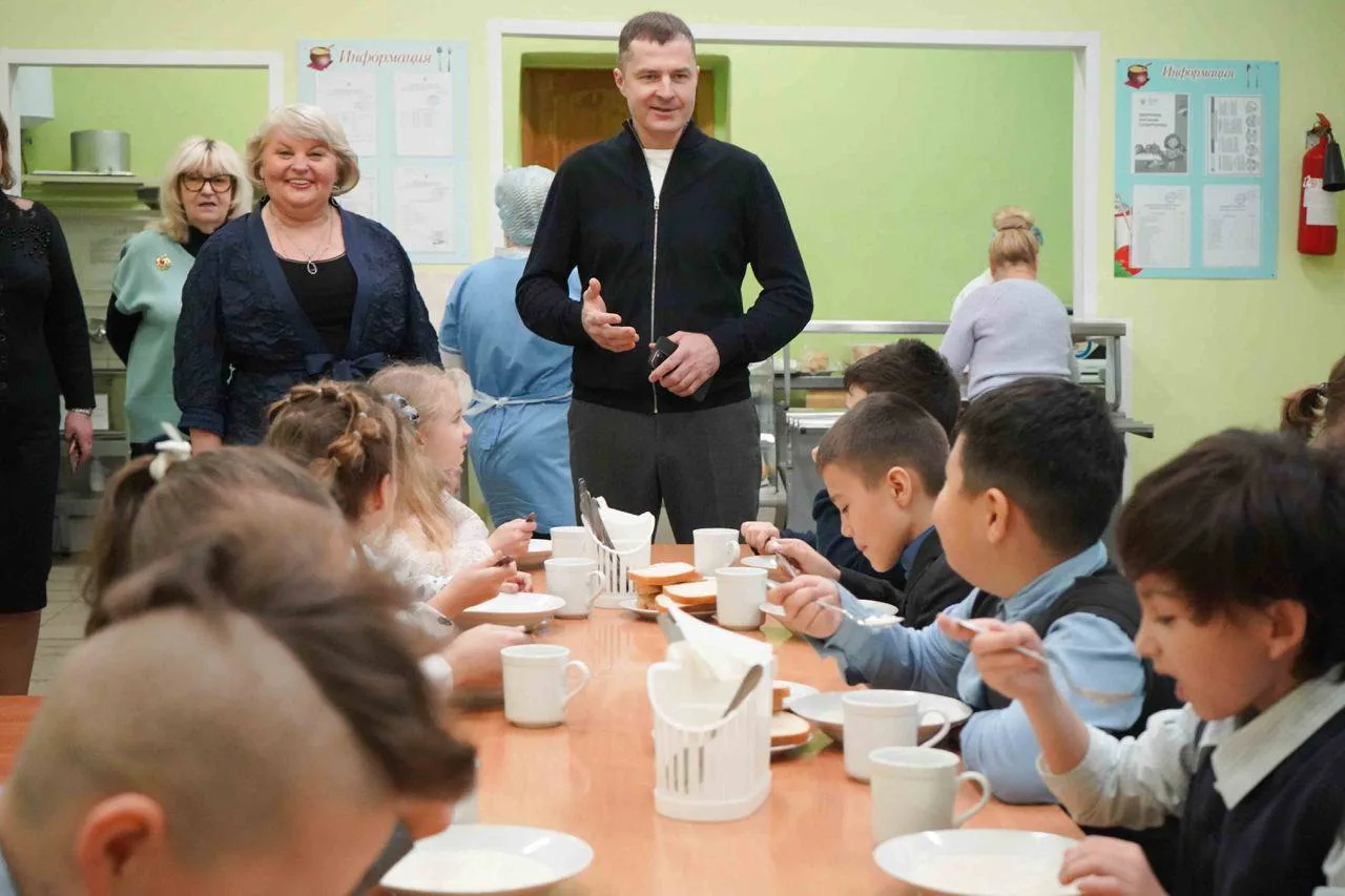 Владимир Волков проверил качество питания в школе Люберец