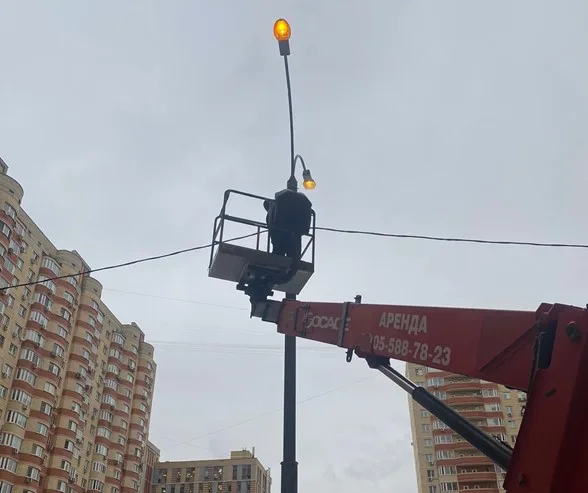 Более 130 фонарей отремонтировали в поселках Люберец с начала года