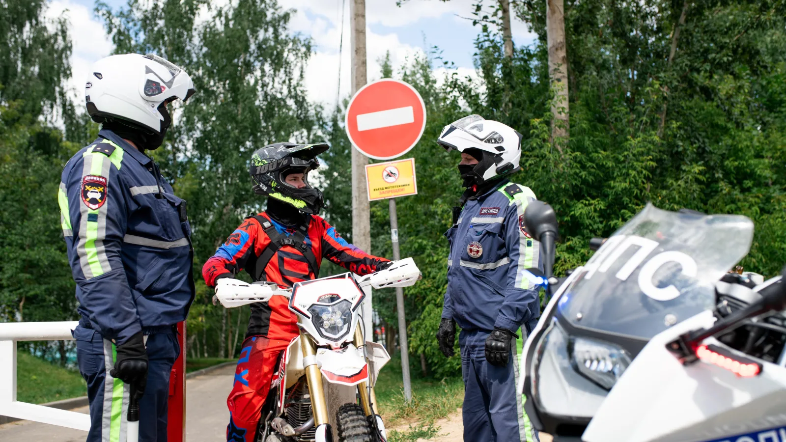 Сотрудники ГАИ Люберец проводят профилактическое мероприятие для водителей скутеров
