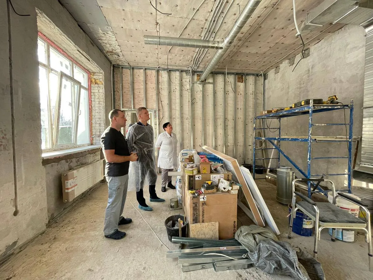 Депутат Мособлдумы проверил капремонт кабинетов больницы Люберец