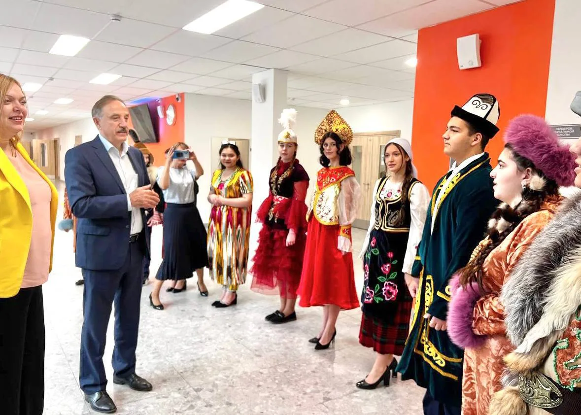 В школе поселка Люберец старшеклассники организовали дефиле в национальных костюмах