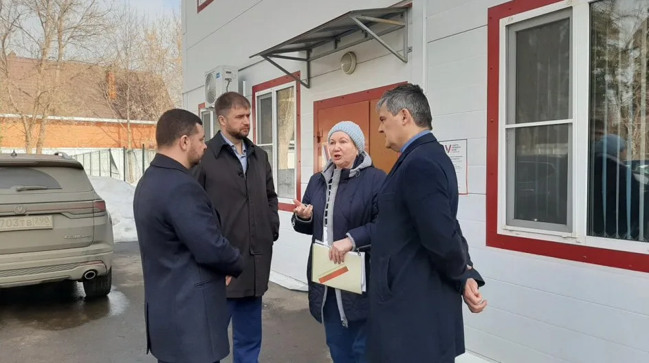 Партийцы обсудили с жительницей Люберец решение вопросов экологии