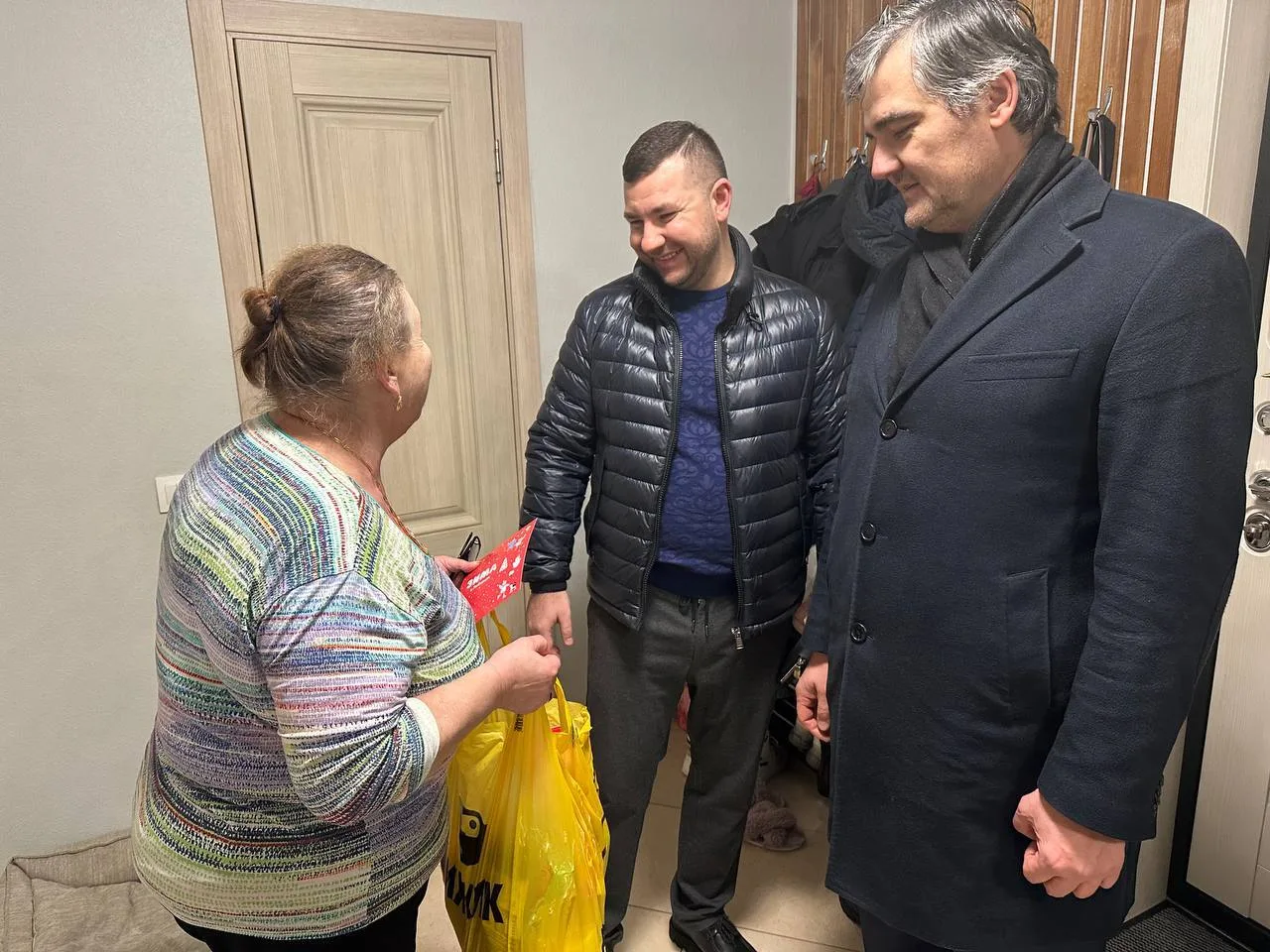 Партийцы передали новогодние подарки 8 семьям участников СВО из Люберец