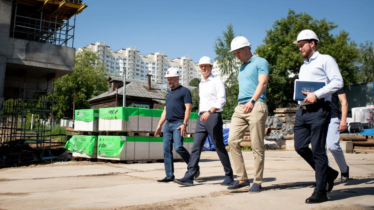 Владимир Волков проверил строительство новой поликлиники в поселке Люберец