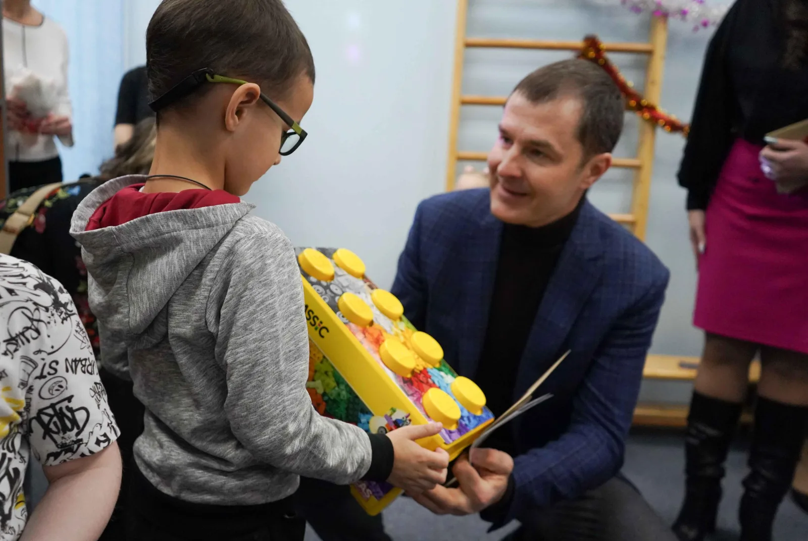 Владимир Волков вручил жителям Люберец новогодние подарки в рамках акции «Елка желаний»