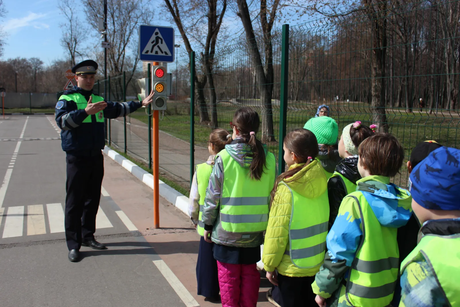 Сотрудники ГАИ Люберец напомнили школьникам о правилах безопасного дорожного движения