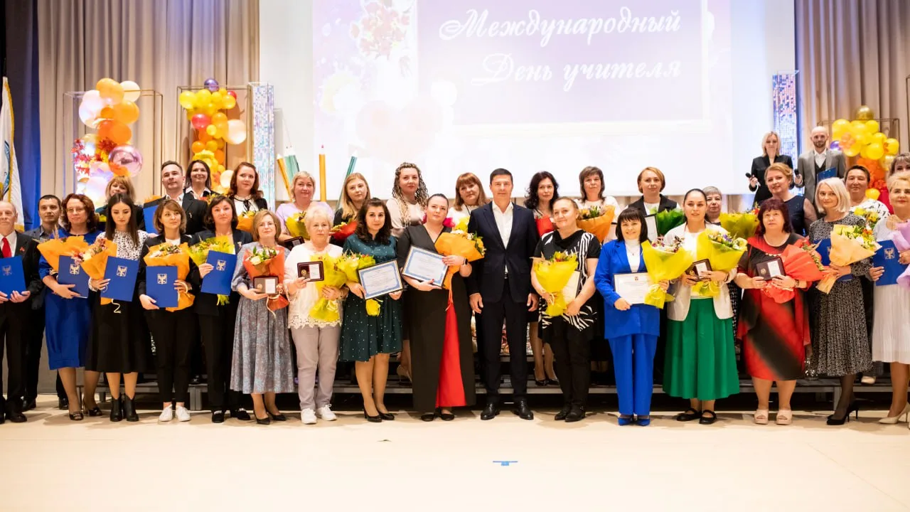 Владимир Волков поздравил учителей Люберец с профессиональным праздником, вручил награды