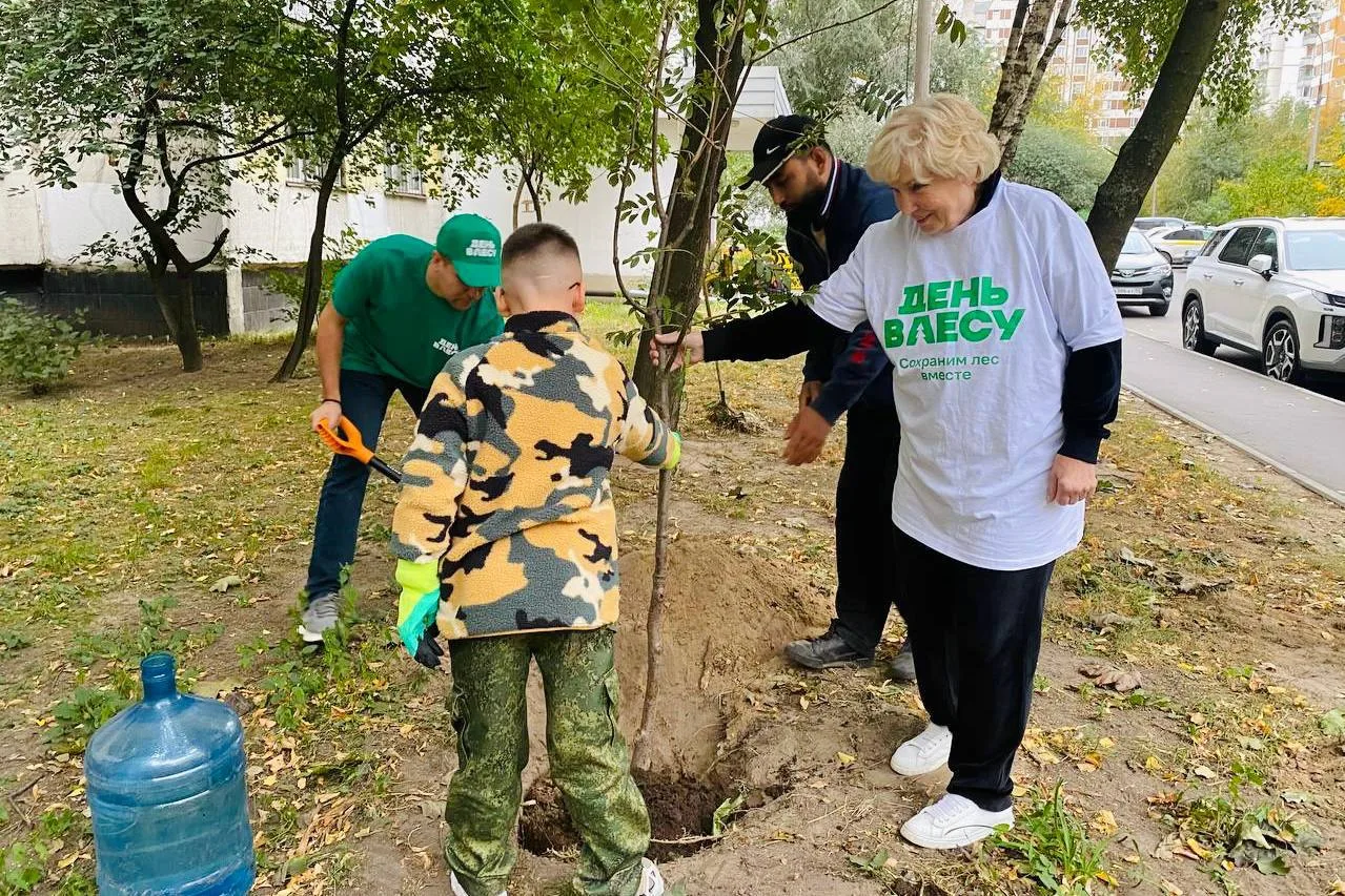 Депутат Мособлдумы Лидия Антонова вместе с жителями Люберец высадила деревья и кустарники