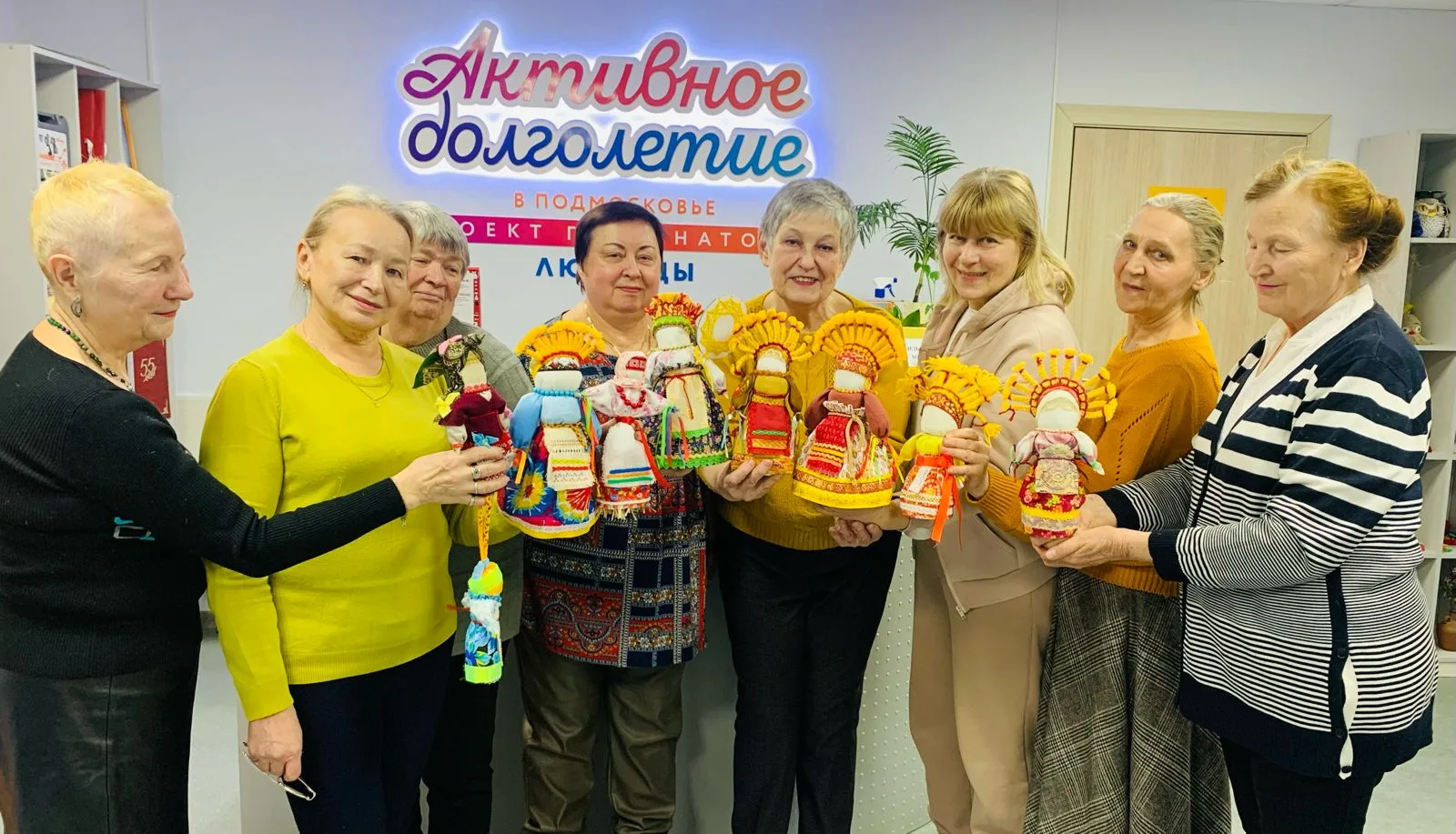 Долголеты Люберец посетили мастер-класс по украшению блинов и изготовили масленичную куклу