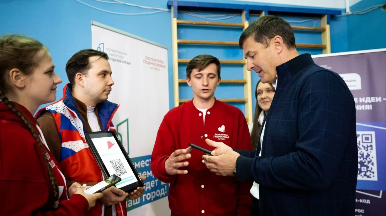 Волонтеры Люберец помогают жителям поучаствовать в онлайн-голосовании по выбору объектов для благоустройства