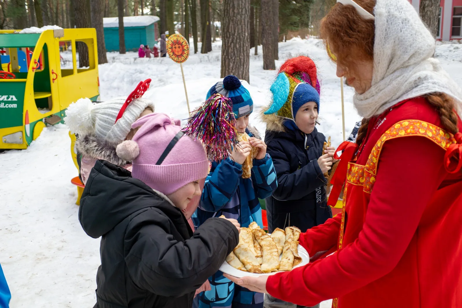 Молодогвардейцы Люберец организовали масленичные гулянья для пациентов детского санатория