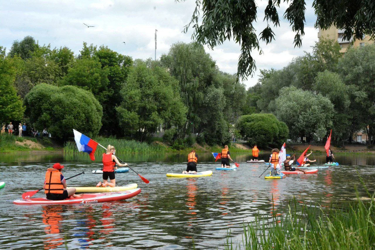 Заплывом на сапбордах и пенной вечеринкой отметили День молодежи в Люберцах