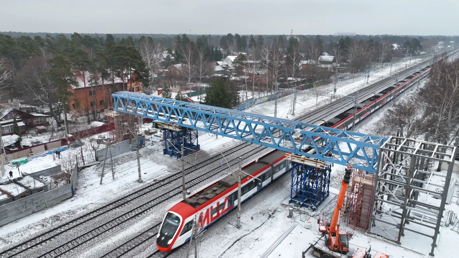 В Люберцах продолжается возведение надземного пешеходного перехода