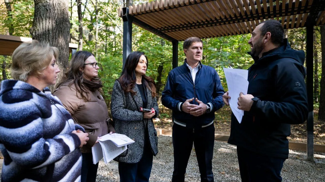 Основания для новых площадок обустраивают в Томилинском лесопарке